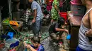 Warga membersihkan barang-barang usai terendam banjir di permukiman kawasan Kampung Melayu, Jakarta, Selasa (9/2/2021). Banjir yang berangsur surut dimanfaatkan warga untuk membersihkan rumah dan barang-barang dari endapan lumpur. (Liputan6.com/Faizal Fanani)