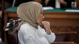 Ekspresi terdakwa kasus dugaan penyebaran berita bohong atau hoaks Ratna Sarumpaet saat menunggu sidang putusan di Pengadilan Negeri Jakarta Selatan, Kamis (11/7/2019). Ratna Sarumpaet sebelumnya dituntut jaksa penuntut umum dengan pidana enam tahun penjara. (Liputan6.com/Faizal Fanani)