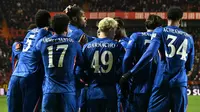 Para pemain Chelsea merayakan gol ke gawang Charlton Athletic pada lanjutan Piala FA 2025/2026, Minggu (11/1/2026) dini hari WIB. (Ben STANSALL / AFP)