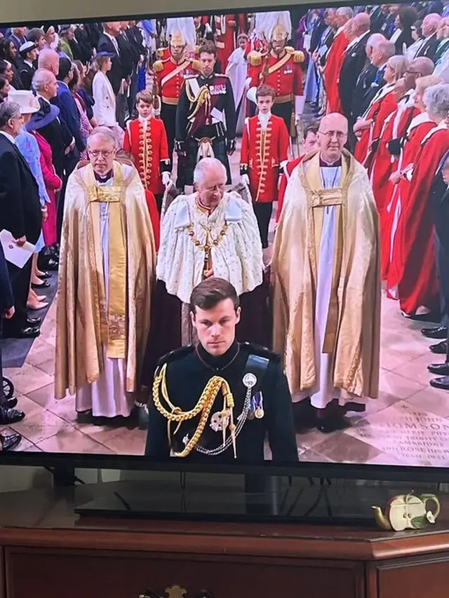 Mayor Oliver Plunket, bodyguard atau pengawal ganteng kerajaan Inggris yang mendampingi Queen Consort (permaisuri ratu) Camilla. (Twitter/@lewispringle)