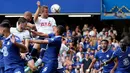Pemain Tottenham Hotspur Harry Kane (atas) mencetak gol gawang Chelsea pada pertandingan sepak bola Liga Inggris di Stadion Stamford Bridge, London, Inggris, 14 Agustus 2022. Pertandingan berakhir imbang 2-2. (AP Photo/Ian Walton)
