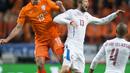 Penyerang Belanda (kiri) beradu bola dengan gelandang Ceko Jaroslav Plasil selama pertandingan Grup A kualifikasi Euro 2016 di Amsterdam, Belanda, Rabu (14/10/2015). Belanda dipastikan tidak bermain pada Euro 2016 nanti. (REUTERS/Toussaint Kluiters)