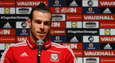 Gareth Bale saat menggelar konferensi pers jelang babak 8 besar Piala Eropa 2016, Stadium COSEC, Prancis, Rabu (29/6). Bale mengomentari peluang lolos timnya di ajang bergengsi di eropa tersebut. (REUTERS / Gonzalo Fuentes)