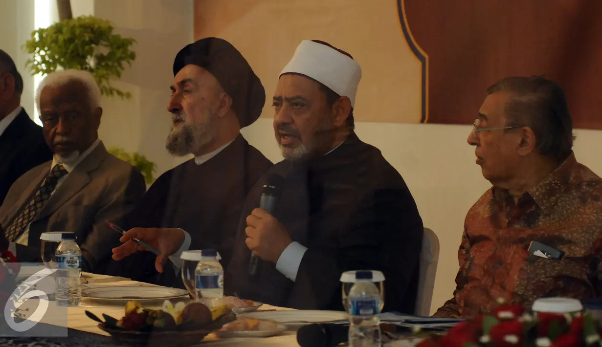 Grand Sheikh Al Azhar, Ahmed Al-Thayyeb (kedua kanan) bersama M Quraish Shihab saat mengunjungi Pusat Studi Al Quran di Pondok Cabe, Tangerang, Selasa (23/2/2016). Ahmed Al-Thayyeb melakukan kunjungan 4 hari di Indonesia. (Liputan6.com/Helmi Fithriansyah)