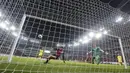 Kiper Leverkusen, Bernd Leno, berusaha mengamankan gawangnya dari gempuran pemain Villarreal pada laga leg kedua babak 16 besar Liga Europa di Stadion BayArena, Jerman, Jumat (18/3/2016) dini hari WIB. (Reuters/Wolfgang Rattay)