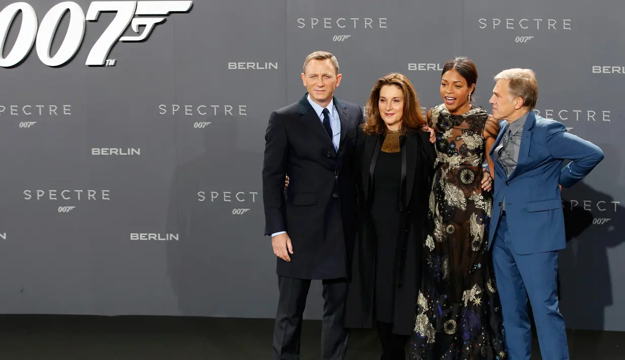 Aktor Daniel Craig (kiri) berpose bersama Produser Barbara Broccoli (kedua kiri) dan artis lainnya saat hadiri premiere film James Bond 007 "Spectre" di Jerman, (28/10/2015). Film ini akan dirilis pada tanggal 6 November 2015. (REUTERS/Fabrizio Bensch)