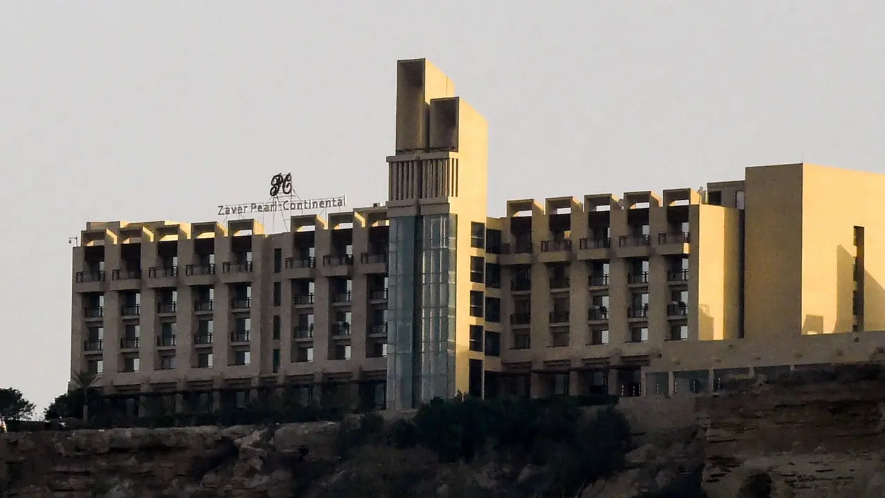Hotel Zaver Pearl Imperial di kota Gwadar, Pakistan, yang diserbu oleh teror penembakan selama berjalm-jam pada Sabtu 11 Maret 2019 (AFPBanaras Khan)
