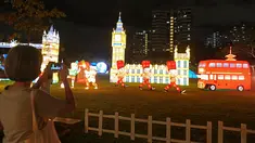 Orang-orang mengabadikan foto beraneka instalasi cahaya di "Festival Cahaya" yang diadakan di Jurong Lake Gardens, Singapura, pada 20 Desember 2020. "Festival Cahaya" berlangsung dari 18 Desember 2020 hingga 3 Januari 2021. (Xinhua/Then Chih Wey)