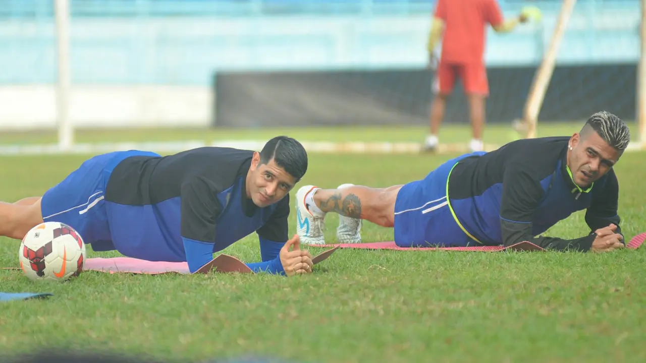 Cristian Gonzales dan Esteban Vizcarra