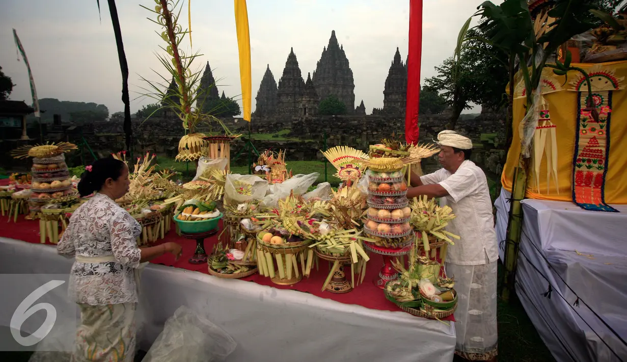 Umat hindu memasangkan sesaji untuk upacara Tawur agung kesanga di Candi Prambanan, Yogyakarta, Selasa (8/3/2016). Upacara di gelar untuk menyambut perayaan Nyepi tahun baru Saka 1938. (Liputan6.com/Boy Harjanto)