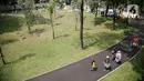 <p>Pengunjung berjalan di Tebet Eco Park, Jakarta, Selasa (10/5/2022). Warga memanfaatkan libur dengan bermain dan berolahraga di taman terbuka setelah pemerintah memperpanjang masa liburan sekolah hingga tanggal 11 Mei 2022. (Liputan6.com/Faizal Fanani)</p>
