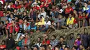 Warga menyaksikan pertandingan Persipura melawan Persija dengan santai di dekat tribun VIP dalam laga pembuka Torabika Soccer Championship 2016 di Stadion Mandala, Jayapura, Papua, Jumat (29/4/2016). (Bola.com/Nicklas Hanoatubun) 