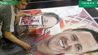 Seorang pelukis melukis wajah Michael Schumacher dan Jean Todt di salah satu stan merchandise F1 di kawasan Southbank, Melbourne, Australia, Jumat (18/3/2016). Seri perdana F1 akan digelar di Sirkuit Albert Park, Australia, Minggu (20/3/2016). (Bola.com/Y
