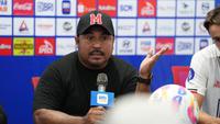 Pelatih Malut United, Imra Nahumarury memberikan pernyataan dalam sesi konferensi pers selepas laga melawan Borneo FC Samarinda di Stadion Gelora Kie Raha, Ternate, Senin (10/2/2025). (Dok. Malut United)