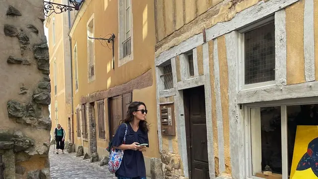 8 Potret Julie Estelle Layaknya Warga Lokal Saat Mudik ke Prancis