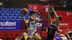 Pemain NSH Jakarta, Yoseph Wijaya melakukan Lay Up saat dihadang pemain M88 Aspac Jakarta, Handri Santoso pada laga IBL Reguler Season di Hall A Senayan, Jakarta, Minggu (10/1/2016). Aspac Jakarta menang 78-61. (Bola.com/Nicklas Hanoatubun)