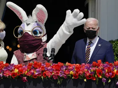 Presiden Joe Biden bersama Ibu Negara Jill Biden dan Kelinci Paskah berdiri di balkon Ruang Biru, Gedung Putih, Washington, Amerika Serikat, Senin (5/4/2021). Gedung Putih kembali meniadakan tradisi Easter Egg Roll menyusul pandemi COVID-19 yang sedang berlangsung. (AP Photo/Evan Vucci)