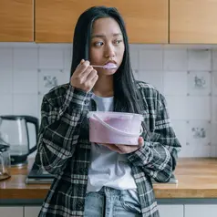 Mengenali perbedaan lapar fisik dan emotional eating dalam aktivitas harian. [Dok/Pexels.com/Alena Darmel].