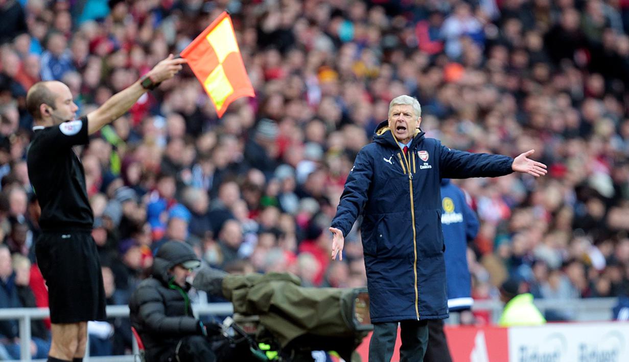Manajer Arsenal, Arsene Wenger, memprotes keputusan asisten wasit saat melawan Sunderland dalam laga Liga Inggris di Stadium of Light, Sunderland, Minggu (24/4/2016) malam WIB. (AFP/Graham Stuart)
