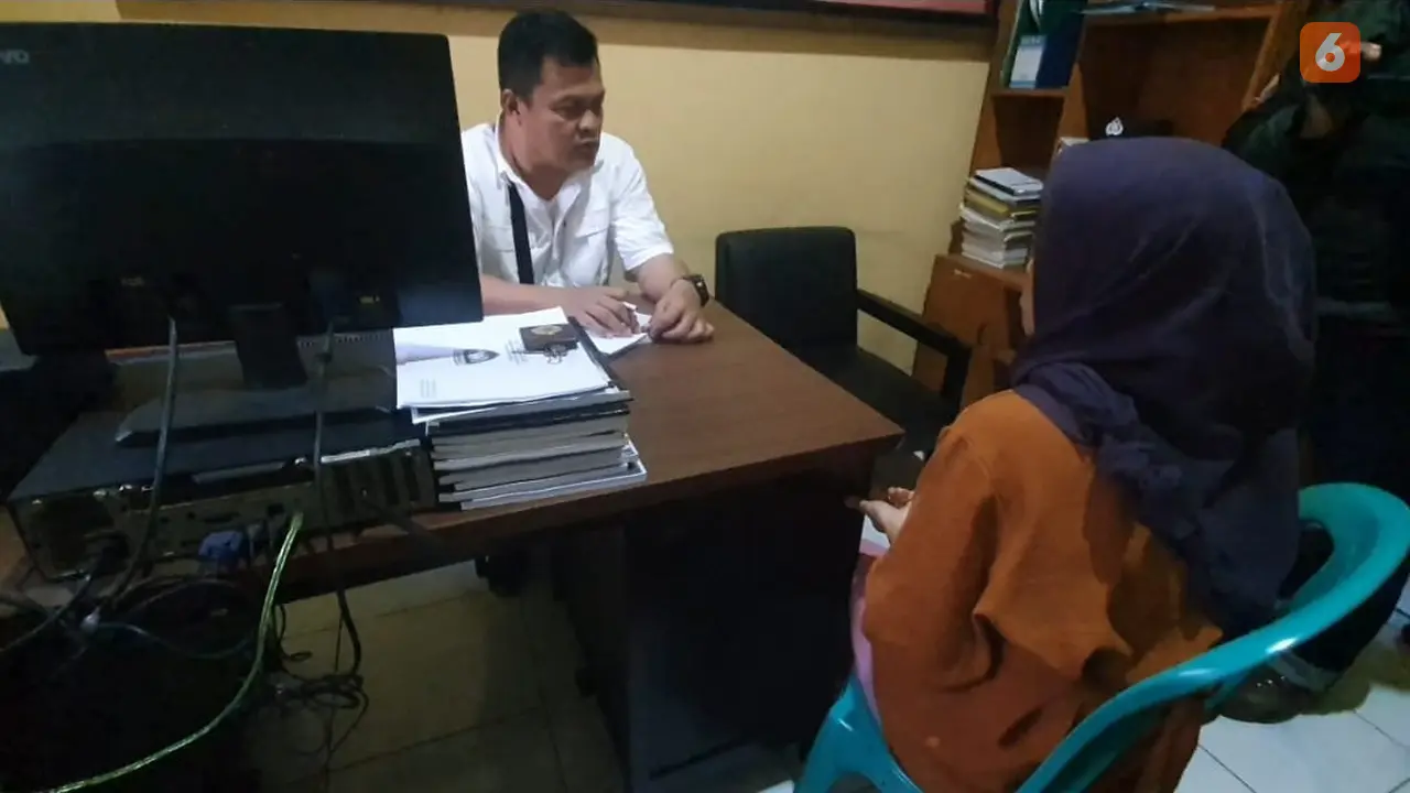 Pelaku pembuang bayi laki-laki di Sukabumi saat diperiksa Unit Reskrim Polsek Gunungguruh Resor Sukabumi Kota (Liputan6.com/Fira Syahrin).