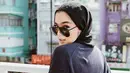 Sivia Azizah identik dengan gaya boyish-nya. Gaya boyish hijab ini sangat cocok sekali dengan Sivia. (Liputan6.com/IG/@siviazizah)