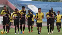 Skuat Sriwijaya FC berlatih di Stadion Manahan, Solo, Kamis (12/11/2015). (Bola.com/Romi Syahputra)