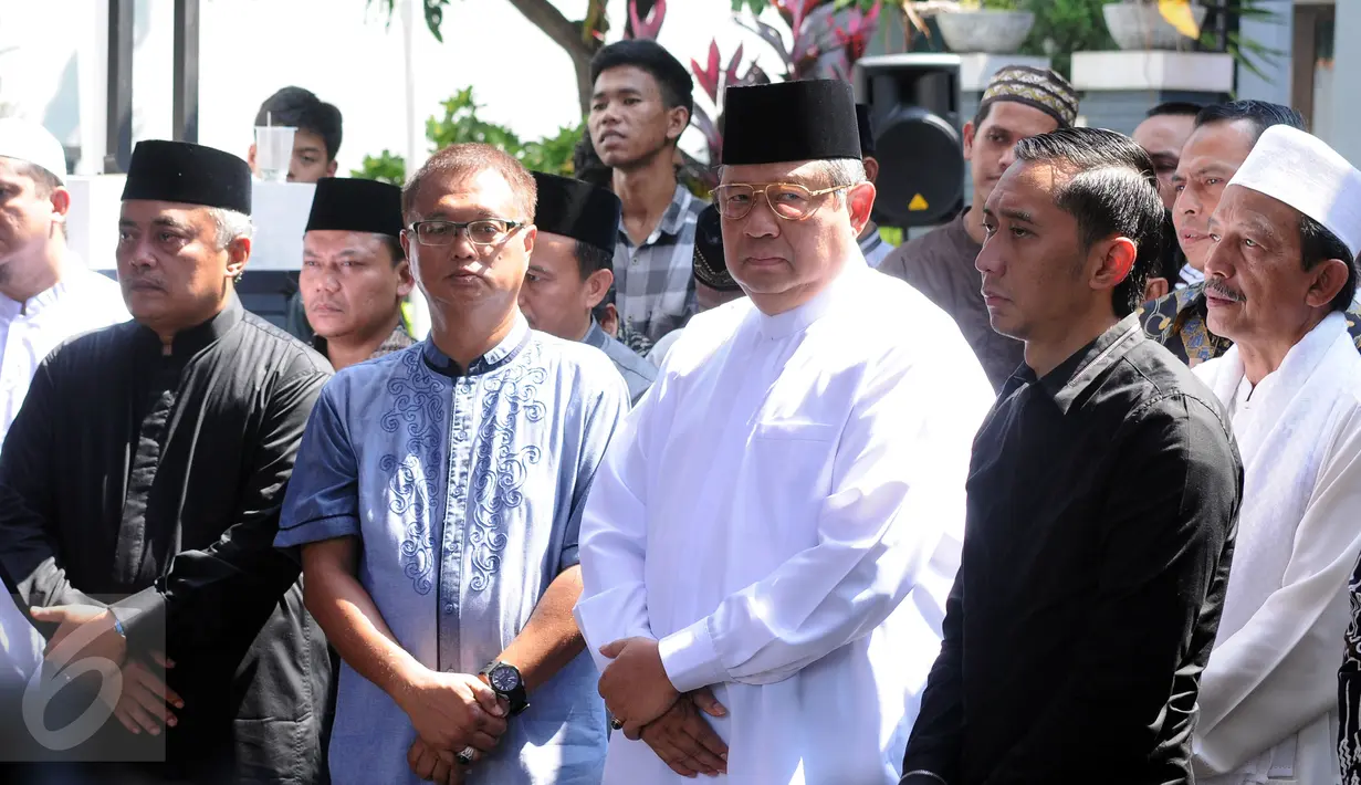 Presiden ke-6 RI, Susilo Bambang Yudhoyono (tengah) saat menghadiri penghormatan terakhir jenazah Ketua KPU Husni Kamil Manik di Kompleks KPU, Jakarta, Jumat (8/7). Husni Kamil Manik wafat di usia 40 tahun. (Liputan6.com/Helmi Fithriansyah)