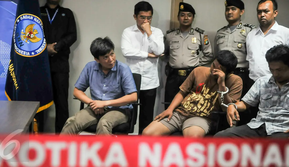 Berdasarkan tes urine oleh BNN, Ahmad Wazir Noviadi (kiri) positif mengkonsumsi narkoba, Jakarta, Senin (14/3/2016).  Noviadi sudah lama diduga menjadi pelaku penyalahgunaan narkoba dan menjadi target BNN sejak 3 bulan lalu. (Liputan6.com/Yoppy Renato)