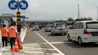 Antrean kendaraan pada H+3 Lebaran di ruas Tol Palikanci Cirebon, mencapai 3 km, Kamis (29/6/2017). (LIputan6.com/Panji Prayitno)