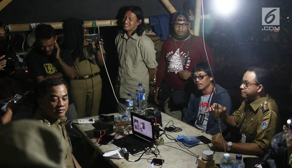 Gubernur DKI Jakarta Anies Baswedan berbincang dengan Pewarta Foto di Posko Pewarta Foto Bundaran HI, Jakarta, Selasa (13/11). Kedatangan Anies untuk meninjau fasilitas masyarakat di kawasan Bundaran HI. (Liputan6.com/Herman Zakharia)