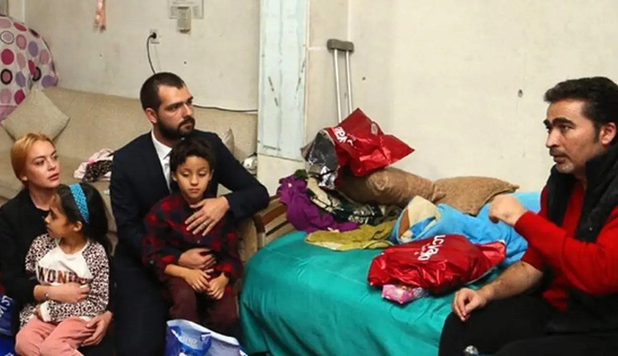 Sebelumnya, pada bulan September silam, Lindsay Lohan juga menghibur anak-anak pengungsi Suriah yang berada di kamp pengungsian. Melalui foto, artis 30 tahun itu terlihat berinteraksi dengan para pengungsi.