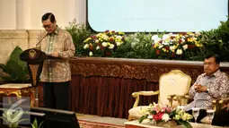 Menkopolhukam Luhut Binsar Pandjaitan (kiri) memberikan paparan pada acara penandatanganan Nota Kesepahaman (MoU) bersama antara kementerian dan institusi penegak hukum di Istana Negara, Jakarta, Kamis (28/1). (Liputan6.com/Faizal Fanani)