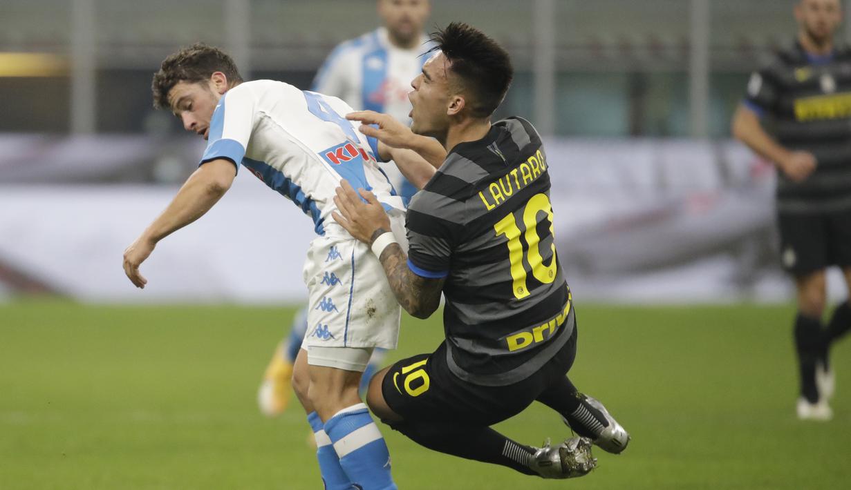 Striker Inter Milan, Lautaro Martinez (kanan), dihadang gelandang Napoli, Diego Demme, dalam laga lanjutan Liga Italia 2020/21 Serie A pekan ke-12 di San Siro Stadium, Rabu (16/12/2020). Inter menang 1-0 atas Napoli. (AP/Luca Bruno)