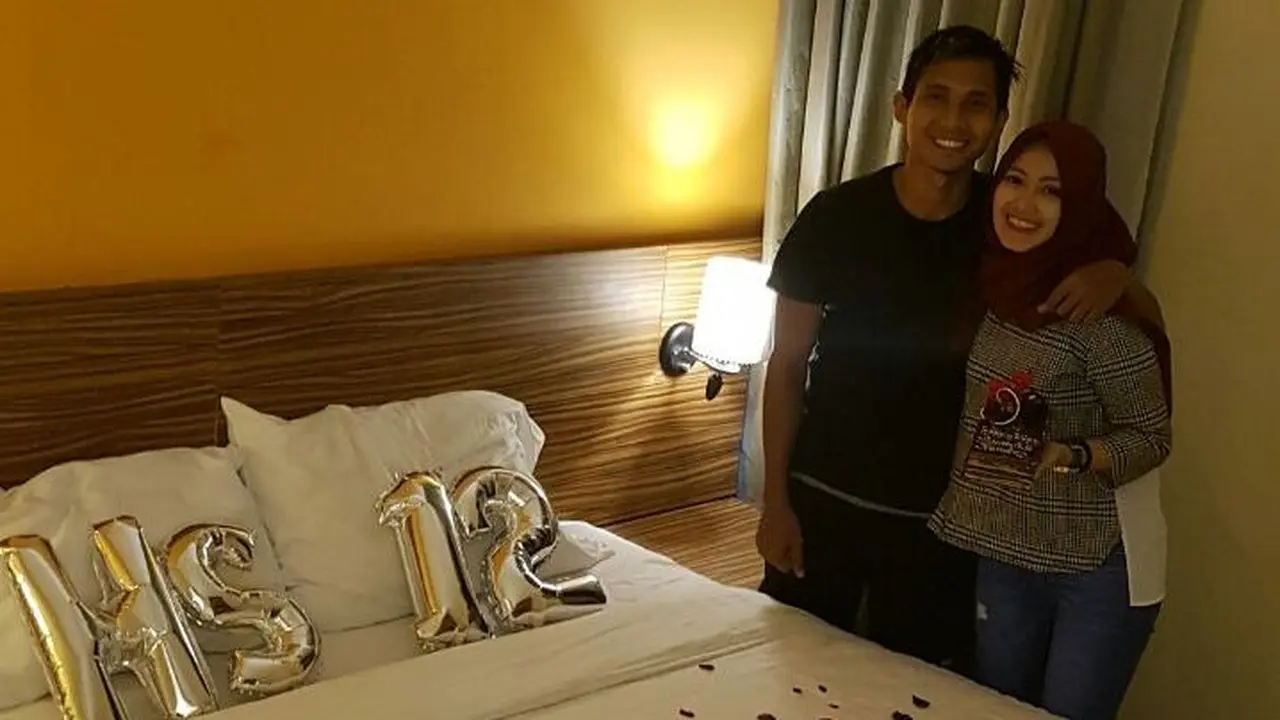 Gelandang Arema Hendro Siswanto dan istrinya (Liputan6.com / Rana Adwa)