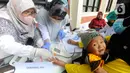 Warga melakukan tes HIV saat kegiatan skrining penyakit tuberkulosis (TBC) di Kantor Kecamatan Cipayung, Depok, Jawa Barat, Rabu (4/1/2023). Kementerian Kesehatan (Kemenkes) RI melakukan skrining besar-besaran untuk menemukan 500 ribuan orang yang belum diobati dan berisiko menjadi sumber penularan penyakit TBC. (merdeka.com/Arie Basuki)