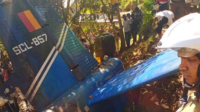 Petugas kepolisian berada di lokasi jatuhnya pesawat milik AU Sri Lanka di daerah pegunungan penghasil teh di Haputale, Jumat (3/1/2020). Ini merupakan kecelakaaan udara terburuk di Sri Lanka sejak sebuah pesawat angkut militer pada 2014 yang menewaskan lima kru. (AP Photo)