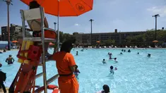 Sejumlah petugas penyelamat terlihat bertugas di samping sebuah kolam renang di New York, Amerika Serikat (27/7/2020). Gelombang panas melanda New York City pada Senin (27/7) dengan suhu tertinggi mencapai lebih dari 36 derajat Celsius. (Xinhua/Wang Ying)