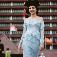Bukan hanya cantik, Febby Rastanty kembali berhasil membuktikan prestasinya di bidang akademik. Beberapa hari lalu, Febby baru saja resmi menyandang gelar sebagai sarjana hukum di kampus impiannya. (Instagram/febbyrastanty)