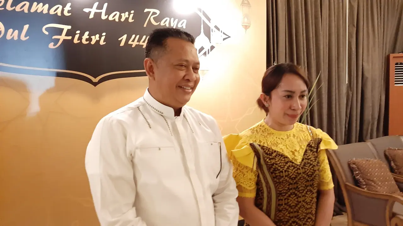 Ketua DPR RI saat menggelar open house di kediamannya, Jalan Widya Chandra III, Kebayoran Baru, Jakarta Selatan. (Liputan6.com/Yopi Makdori)