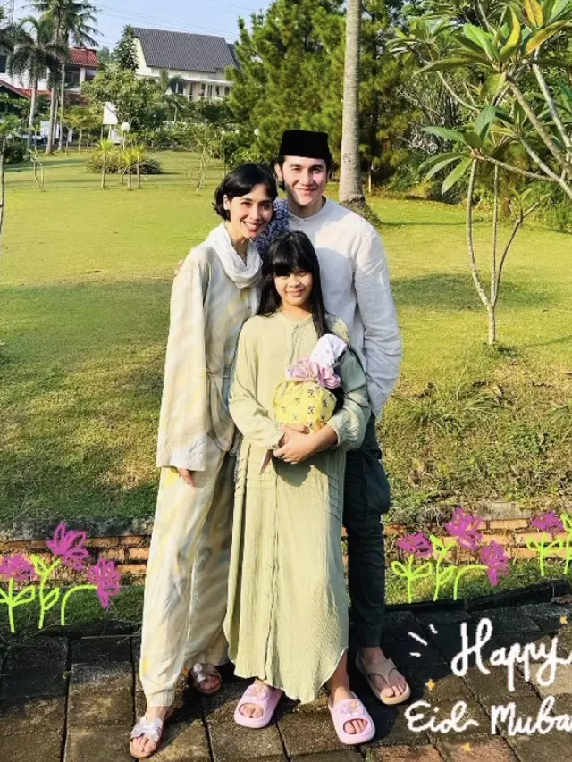 Penampilan Publik Figure Tanah Air Kenakan Baju Lebaran Warna Hijau Sage