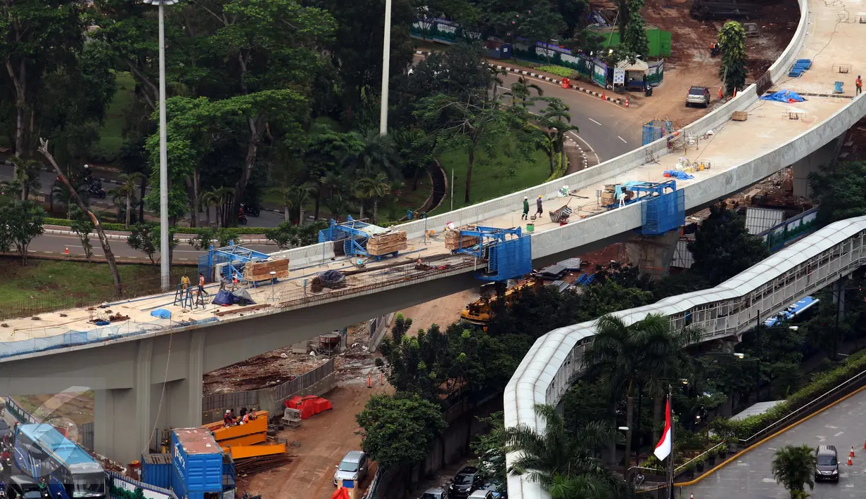 Proyek jembatan simpang susun semanggi yang masih dalam penyelesaian, Jakarta, Selasa (21/3). Proyek Simpang Susun Semanggi atau interchange Semanggi direncanakan selesai pada Agustus 2017 mendatang. (Liputan6.com/Angga Yuniar)