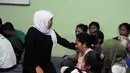 Menteri Sosial Khofifah Indar Parawansa menemui TKI bermasalah di Rumah Perlindungan Trauma Center (RPTC), Jakarta, Jumat (26/12/14). Lebih kurang dua pekan 95 TKI yang dideportasi akan mendapat perawatan. (Liputan6.com/Herman Zakharia)