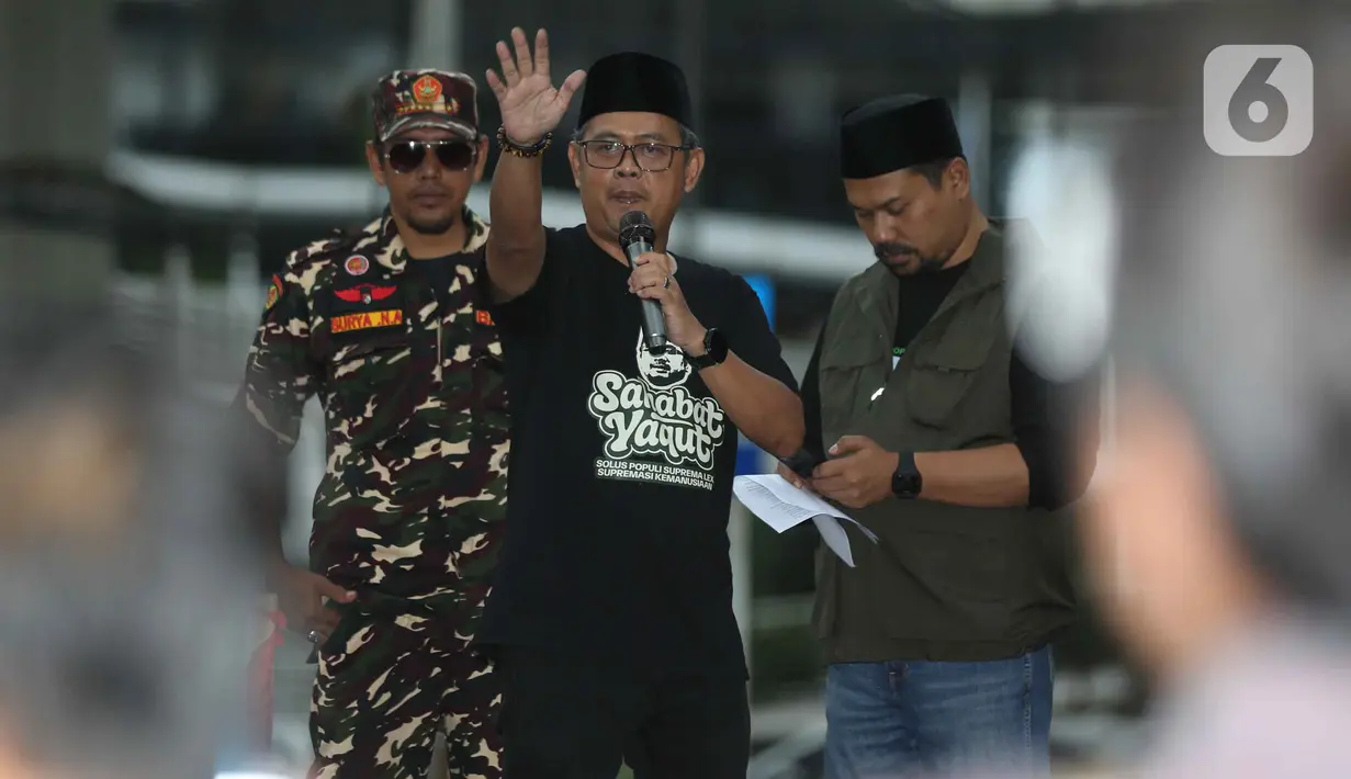 Pada Jumat 9 Januari 2026, KPK secara resmi mengumumkan penetapan dua tersangka dalam perkara ini, yakni Yaqut Cholil Qoumas dan Ishfah Abidal Aziz alias Gus Alex. Tampak dalam foto, salah satu anggota dan simpatisan Barisan Ansor Serbaguna (Banser) saat berunjuk rasa di depan gedung Merah Putih Komisi Pemberantasan Korupsi (KPK), Jakarta, Kamis (12/3/2026). (Liputan6.com/Helmi Fithriansyah)