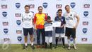  Technical Director of PSG Academy Cedric Cattenoy (kiri), Head Coach PSG Academy Benjamin Houri (kanan) dan Division Head Consumer Engagement Indosat Ooredoo Benny Hutagalung berfoto bersama anak-anak, Jakarta, (3/4). (Liputan6.com/Immanuel Antonius)