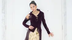 Maudy Ayunda hadir dalam undangan Piala Citra FFI 2022 yang berlangsung di Plenary Hall, Jakarta Convention Center (JCC), Senayan. Wanita 27 tahun itu tampak menawan dalam balutan kebaya berbahan beludru palet keunguan. Maudy turut mendandani dirinya dengan sanggul sederhana dan riasan menawan. (Liputan6.com/IG/@maudyayunda)