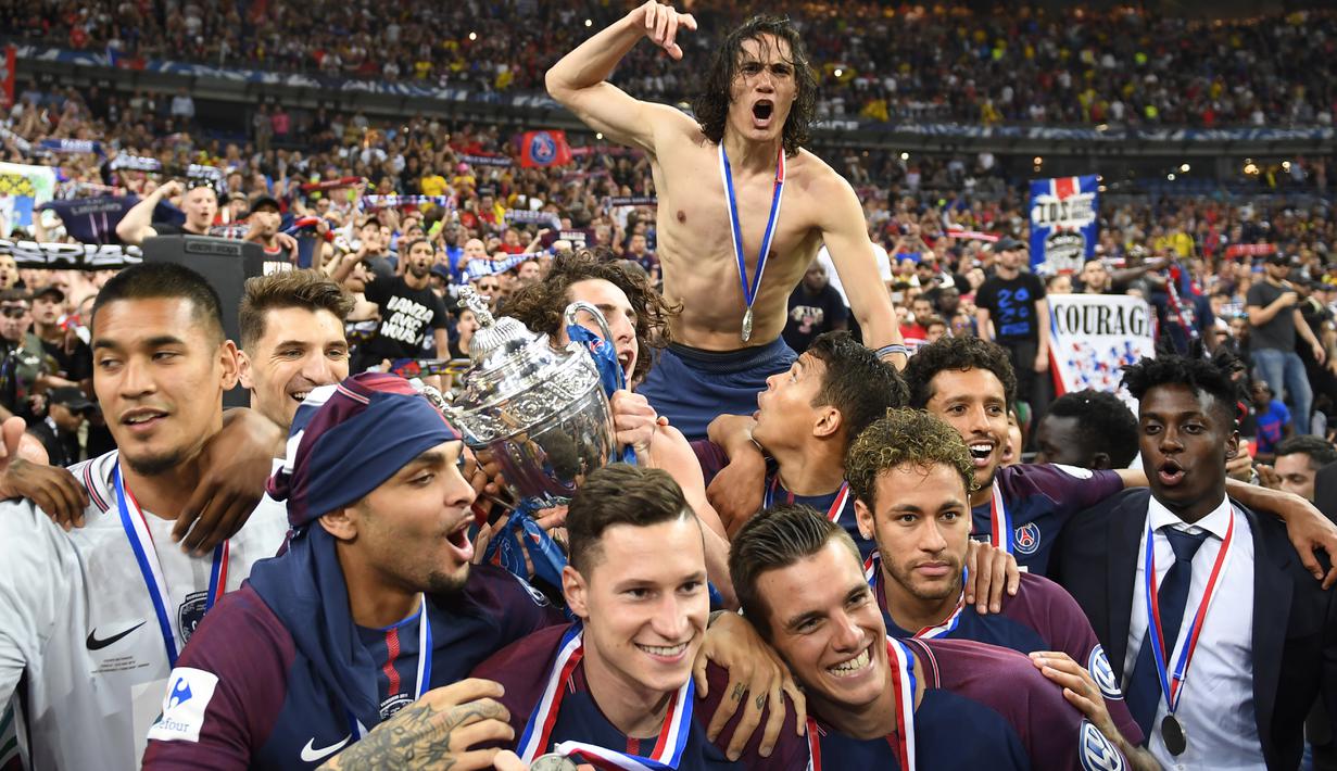 Neymar berbaur dengan para pemain PSG saat melakukan selebrasi saat meraih trofi Piala Prancis 2018 di Stade de France, Saint-Denis (8/5/2018). PSG menang setelah kalahkan Les Herbiers 2-0. (AFP/Damien Meyer)