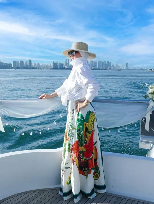 7. Ia tampak mengganti topi bundarnya dengan floppy hats warna beige.