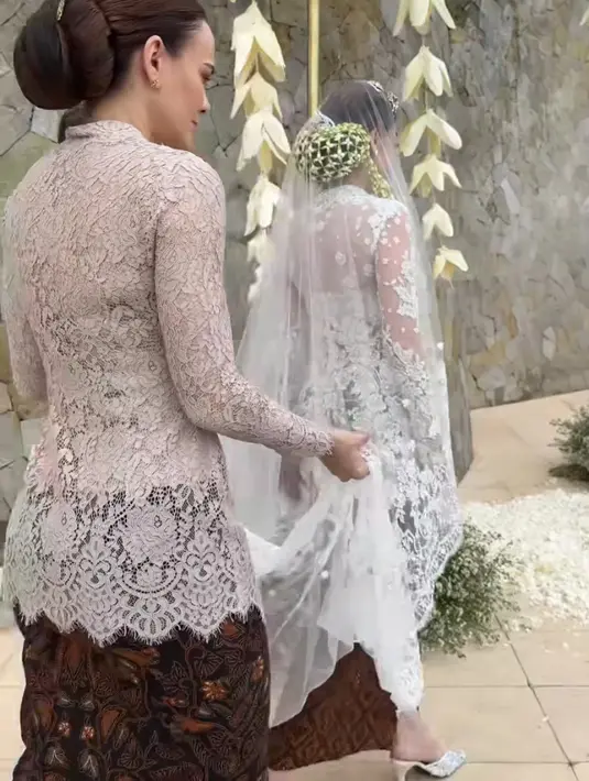Aisyah juga tampil dengan gaya rambut sanggulnya, ia pun bertugas menemani mantan kakak iparnya menuju tempat akad nikah sambil memegang veil BCL. [@itismebcl]