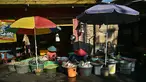 Para pedagang menjual makanan laut segar di sebuah pasar ikan tradisional di Surabaya, Jawa Timur, pada 9 Oktober 2025. (Juni Kriswanto/AFP)