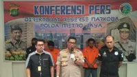 Jajaran Subdit II Direktorat Reserse Narkoba Polda Metro Jaya menangkap tiga orang kurir narkotika jenis sabu dan ekstasi jaringan Malaysia-Pontianak-Jawa-Bali. (Ronald/Merdeka.com)